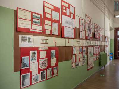 Sulle pareti invece notiamo vari cartelloni con foto d�epoca, testi e disegni realizzati dagli alunni durante alcuni progetti di ricerca
